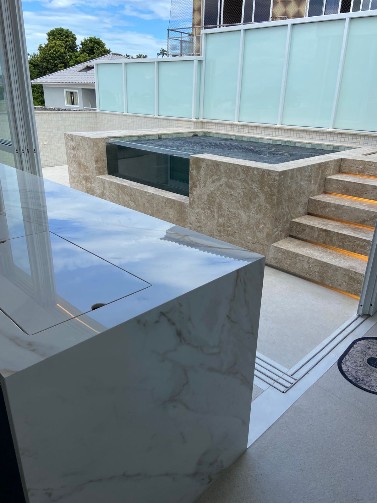 Área de Piscina em mármore e granito — Marmoraria Casanova RJ